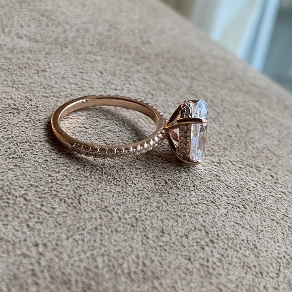 Everly Rings | The Lively Ring (4.7 Carat) - Picture 2 of 3